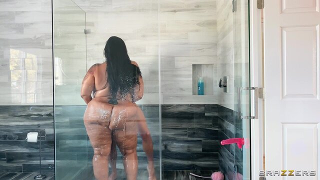 Brazzers Exxtra - Dildo Showers Bring Big Cocks - 10/06/2020