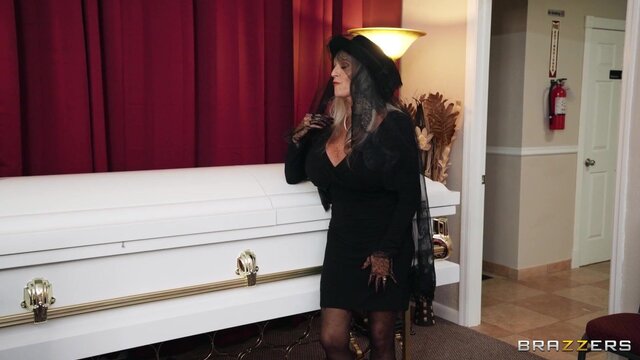 Brazzers Exxtra - Burying The Dick 10 Inch Deep - 03/23/2021