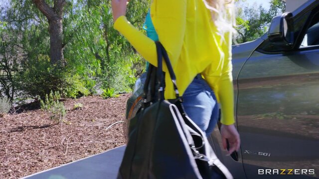 Brazzers Exxtra - Catch Me While I Cam - 04/17/2021