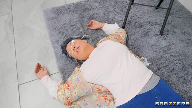 Brazzers Exxtra - Squirt, Don't Swallow - 06/18/2021