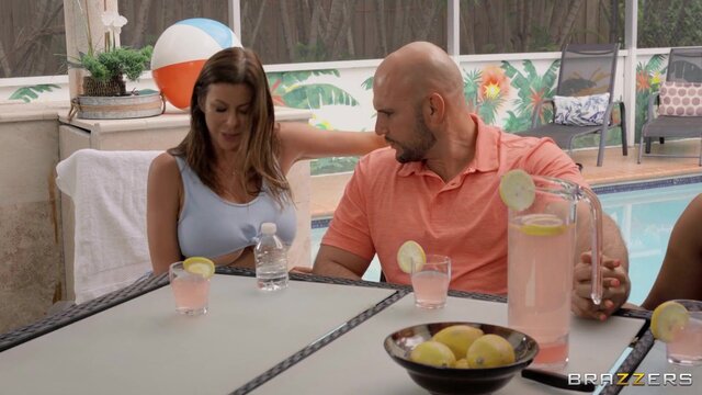 Brazzers Exxtra - Sneaky Pool Sex - 08/09/2021
