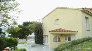 Brazzers Exxtra - Big Tits For The Bad Guest - 02/08/2022