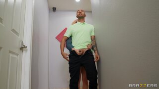 Brazzers Exxtra - Helping Hands Horny Milf Part 2 - 04/07/2022
