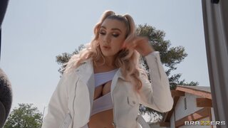 Brazzers Exxtra - Freeze & Spread 'Em - 01/01/2023