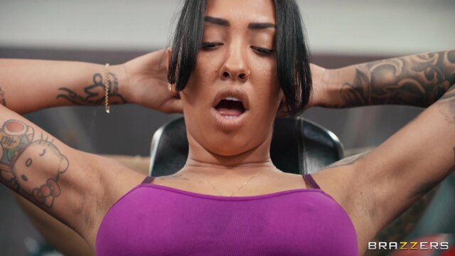 Brazzers Exxtra - Squirt The Sweat Away - 04/08/2024