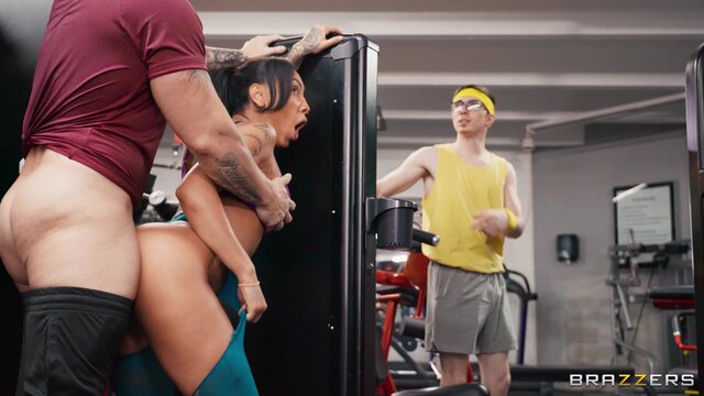 Brazzers Exxtra - Squirt The Sweat Away - 04/08/2024