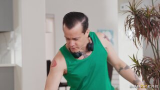 Brazzers Exxtra - Detecting Some Booty - 02/07/2025