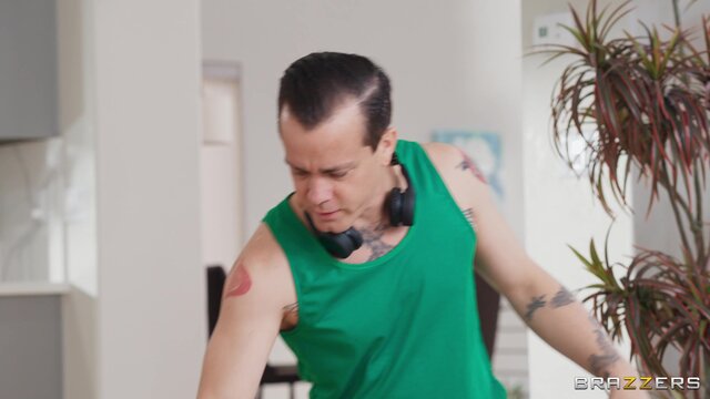 Brazzers Exxtra - Detecting Some Booty - 02/07/2025