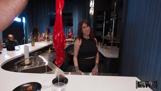 Let's Post It - Hotel Bartender Is a Flirt - 01/06/2026