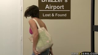 Big Butts Like It Big - A Big Luggage Claim - 04/12/2010