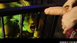 Brazzers Exxtra - Fuck Me Earthling - 05/27/2015