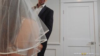 Real Wife Stories - Busting A Nut In The Bride - 01/28/2019
